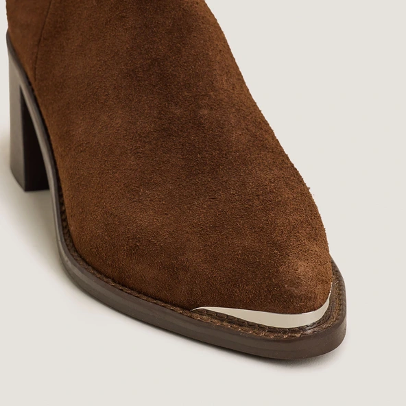 Bottines à talons et embouts dorés en croûte marron | DELO | Jonak