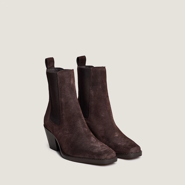 Bottines &agrave; bouts pointus et talons biseaut&eacute;s en croute marron fonc&eacute; | BOA | Jonak