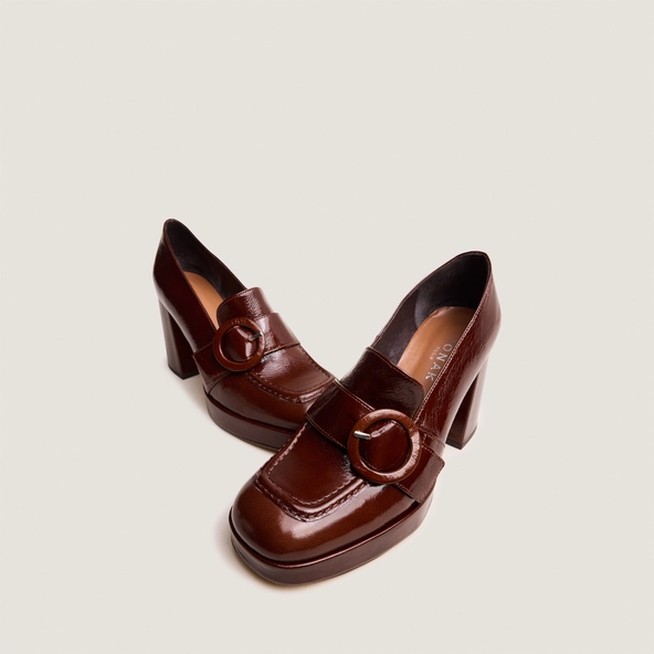 Mocassins &agrave; hauts talons en cuir brillant marron | VAXE | Jonak