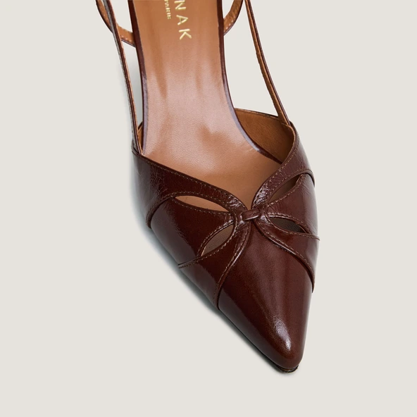 Escarpins slingbacks à bouts pointus en cuir brillant marron | DAMOUR | Jonak