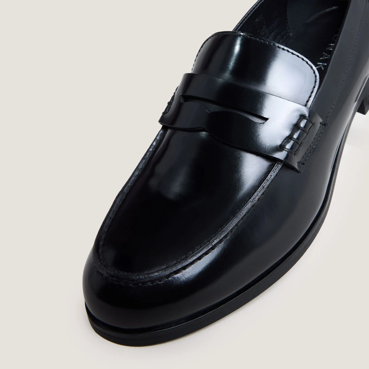 Mocassins à bouts ronds en cuir glacé noir | ALBIN | Jonak