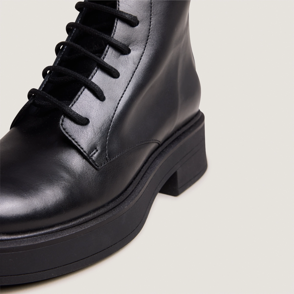 Boots à lacets en cuir noir | DOSCAR | Jonak