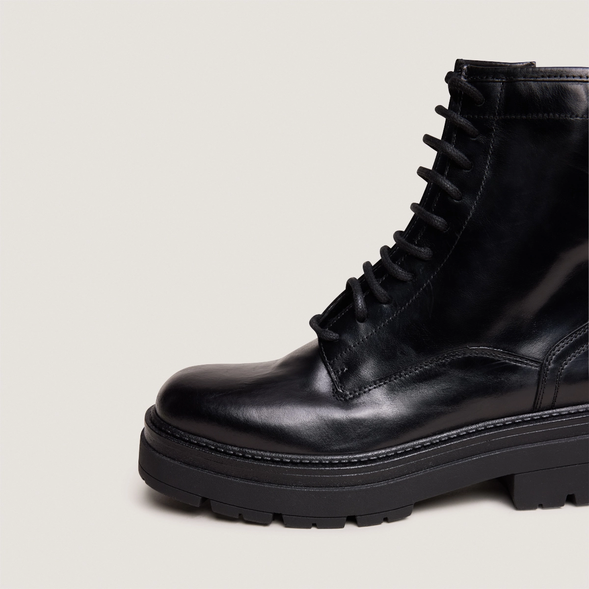 Boots à semelles crantées et lacets en cuir noir | DICUS | Jonak