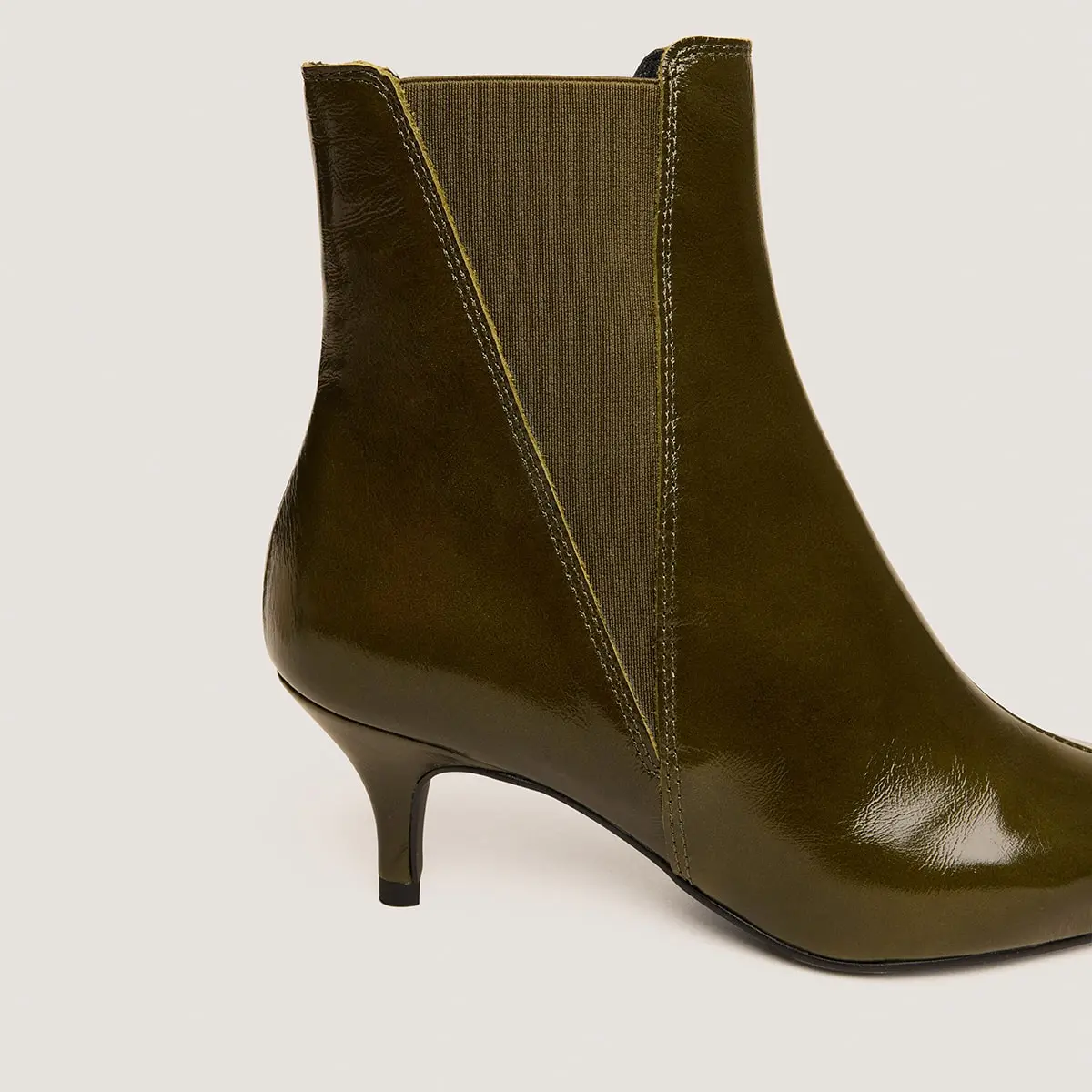 Bottines &agrave; talons fins et bouts pointus en cuir brillant kaki | BORGIA | Jonak