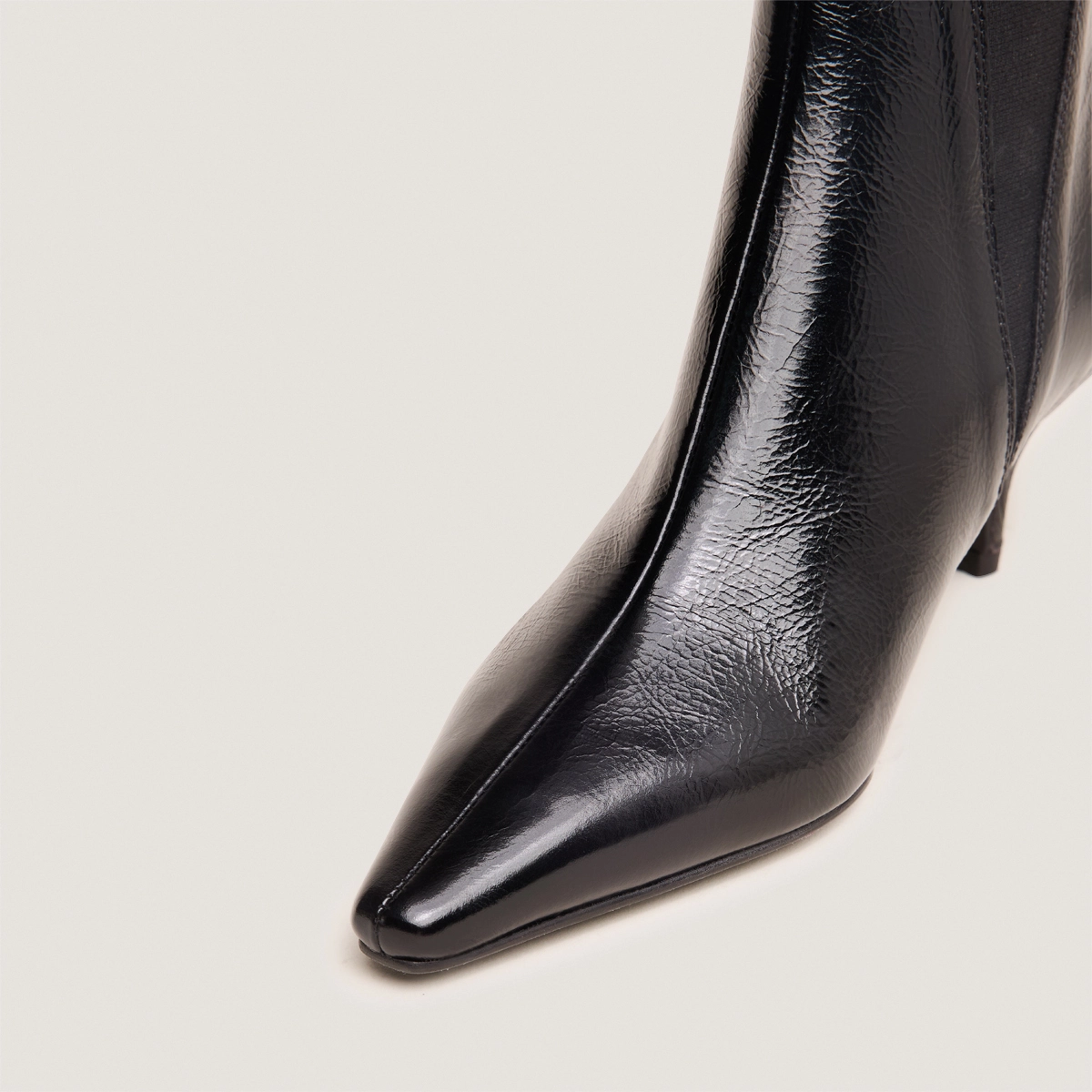 Bottines à talons fins et bouts pointus en cuir brillant noir | BORGIA | Jonak