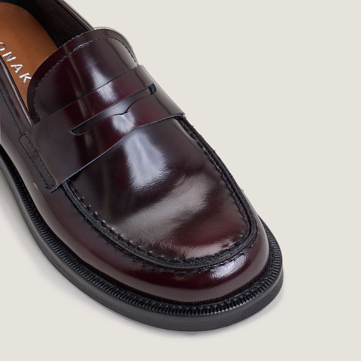 Mocassins &agrave; bouts arrondis en cuir patin&eacute; bordeaux | DOLIVIA | Jonak