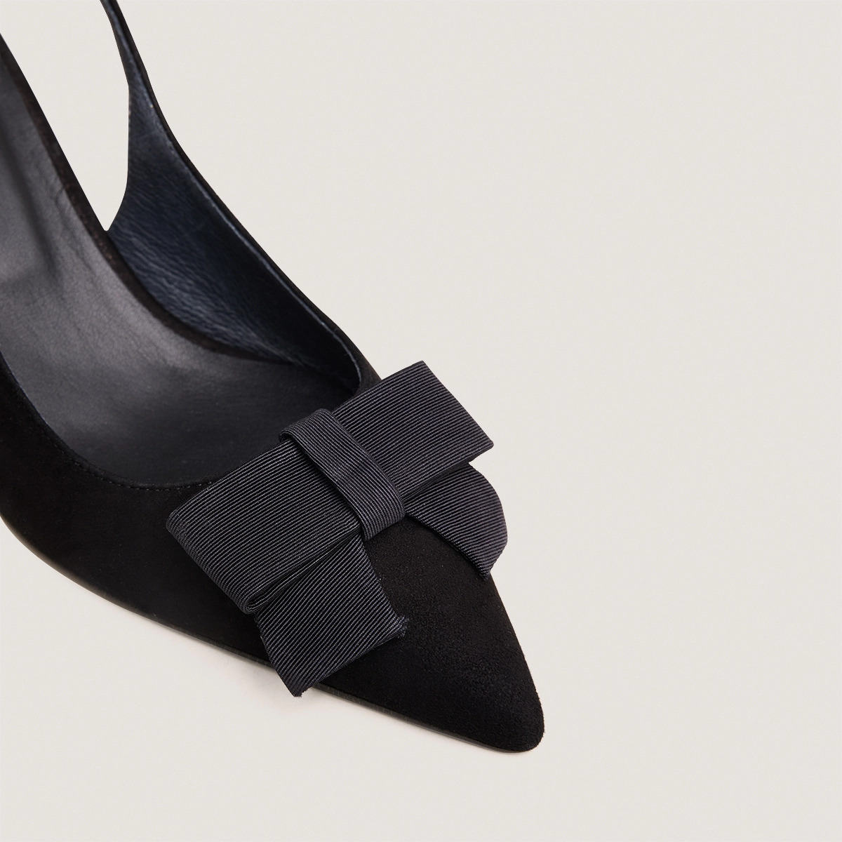 Escarpins slingbacks à détail avant en velours noir | DAMELIE | Jonak