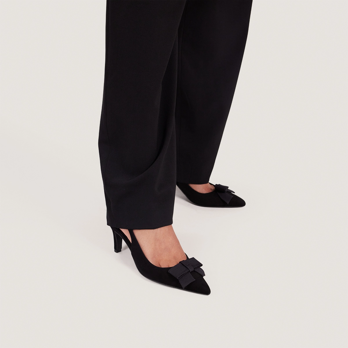 Escarpins slingbacks à détail avant en velours noir | DAMELIE | Jonak