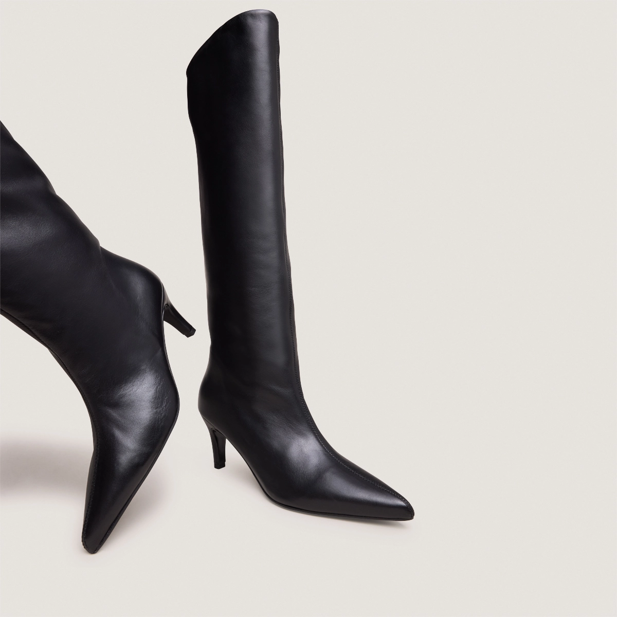 Bottes à talons et bouts pointus en cuir souple noir | DELAINE | Jonak