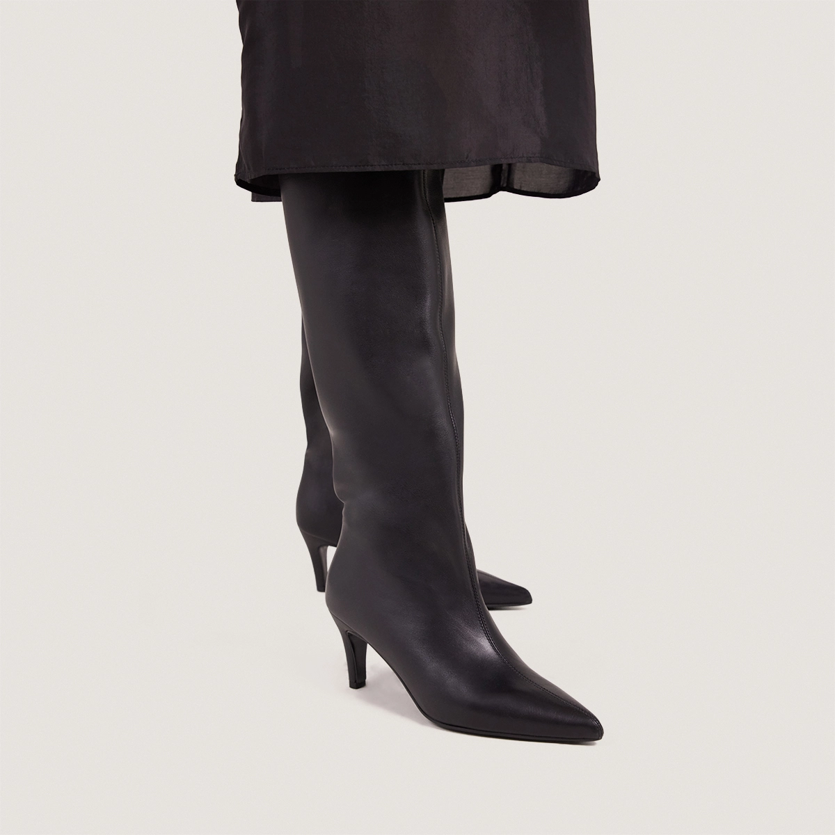 Bottes à talons et bouts pointus en cuir souple noir | DELAINE | Jonak
