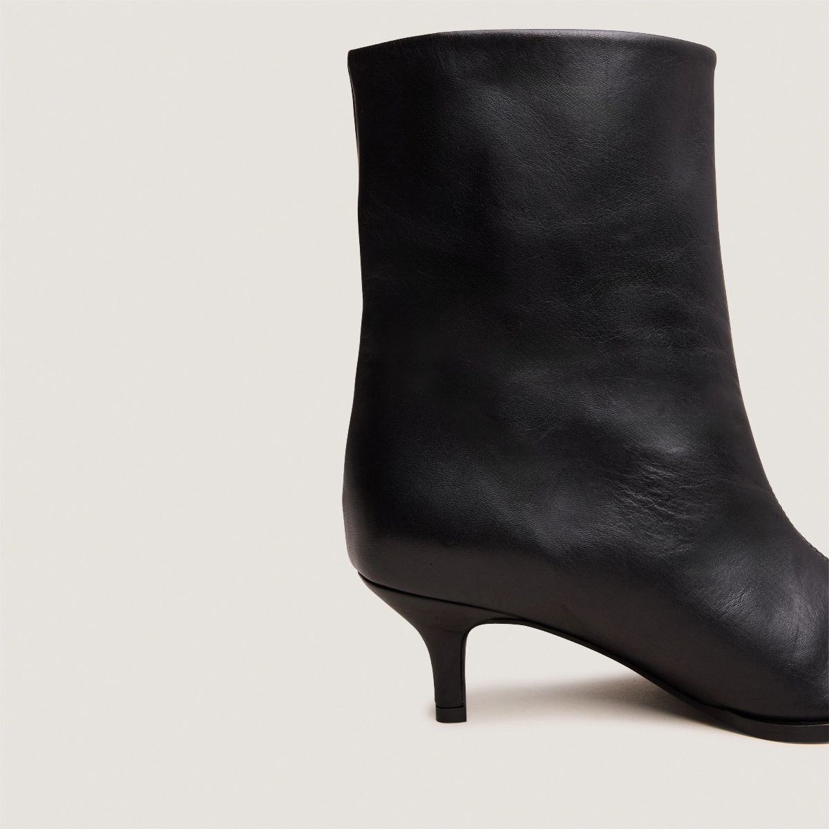 Bottines &agrave; petits talons fins et bouts pointus en cuir souple noir | DELANIE | Jonak