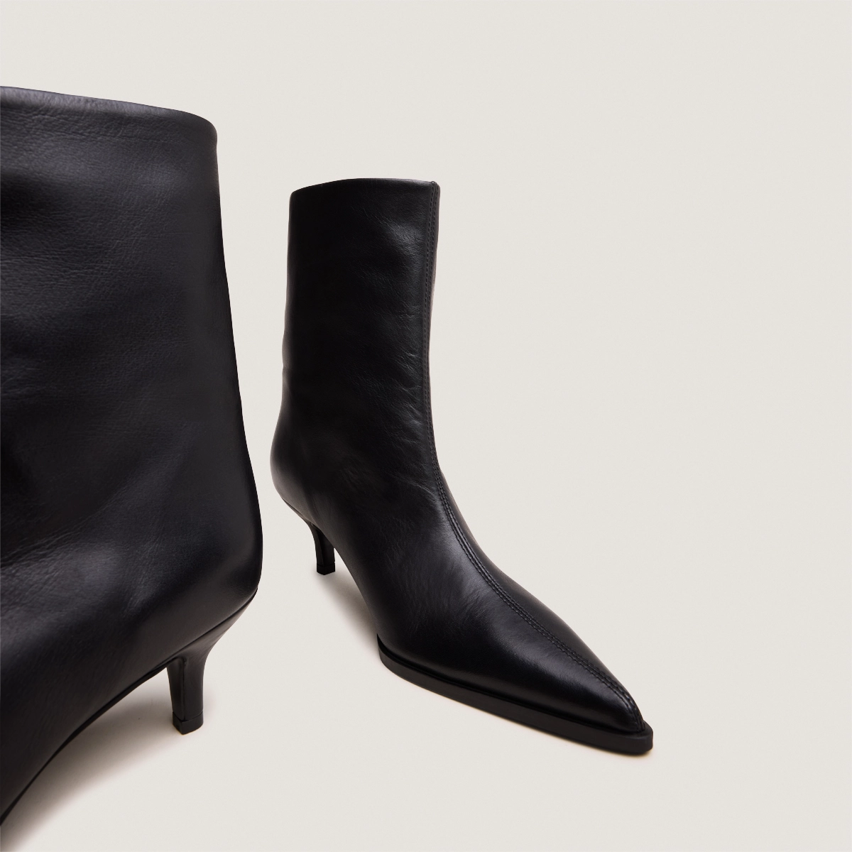 Bottines &agrave; petits talons fins et bouts pointus en cuir souple noir | DELANIE | Jonak