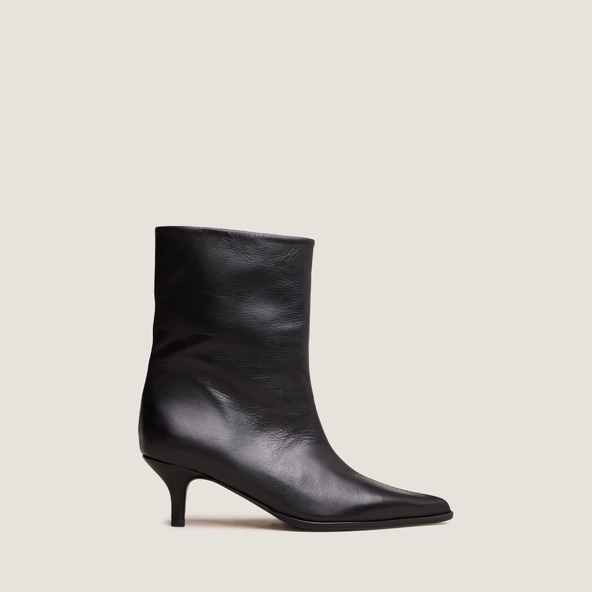 Bottines &agrave; petits talons fins et bouts pointus en cuir souple noir | DELANIE | Jonak