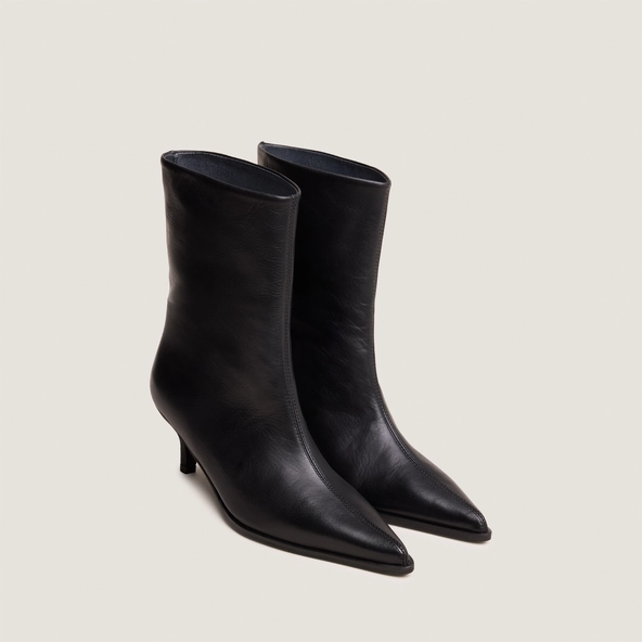 Bottines &agrave; petits talons fins et bouts pointus en cuir souple noir | DELANIE | Jonak