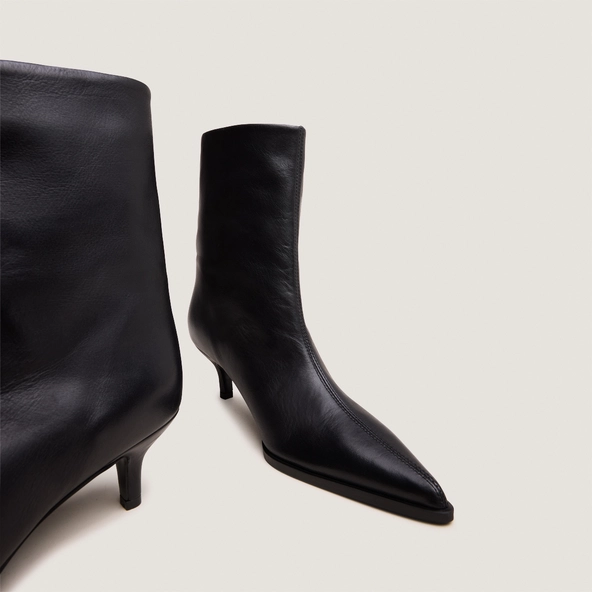 Bottines &agrave; petits talons fins et bouts pointus en cuir souple noir | DELANIE | Jonak