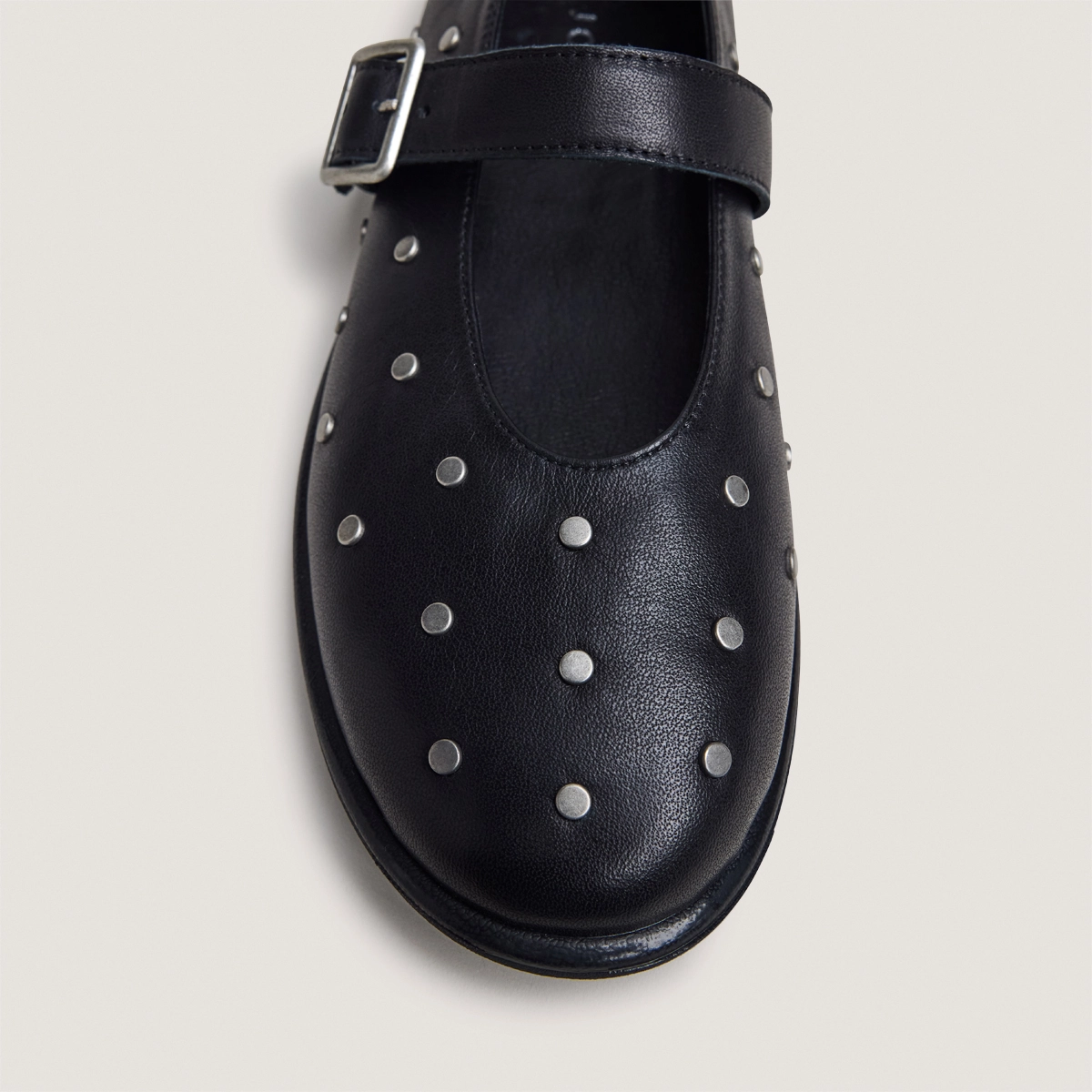 Ballerines à boucles et à rivets en cuir noir | JOLIE | Jonak
