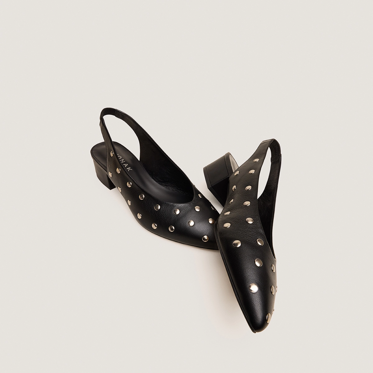 Ballerines à bouts pointus et rivets en cuir noir | VINCENT | Jonak