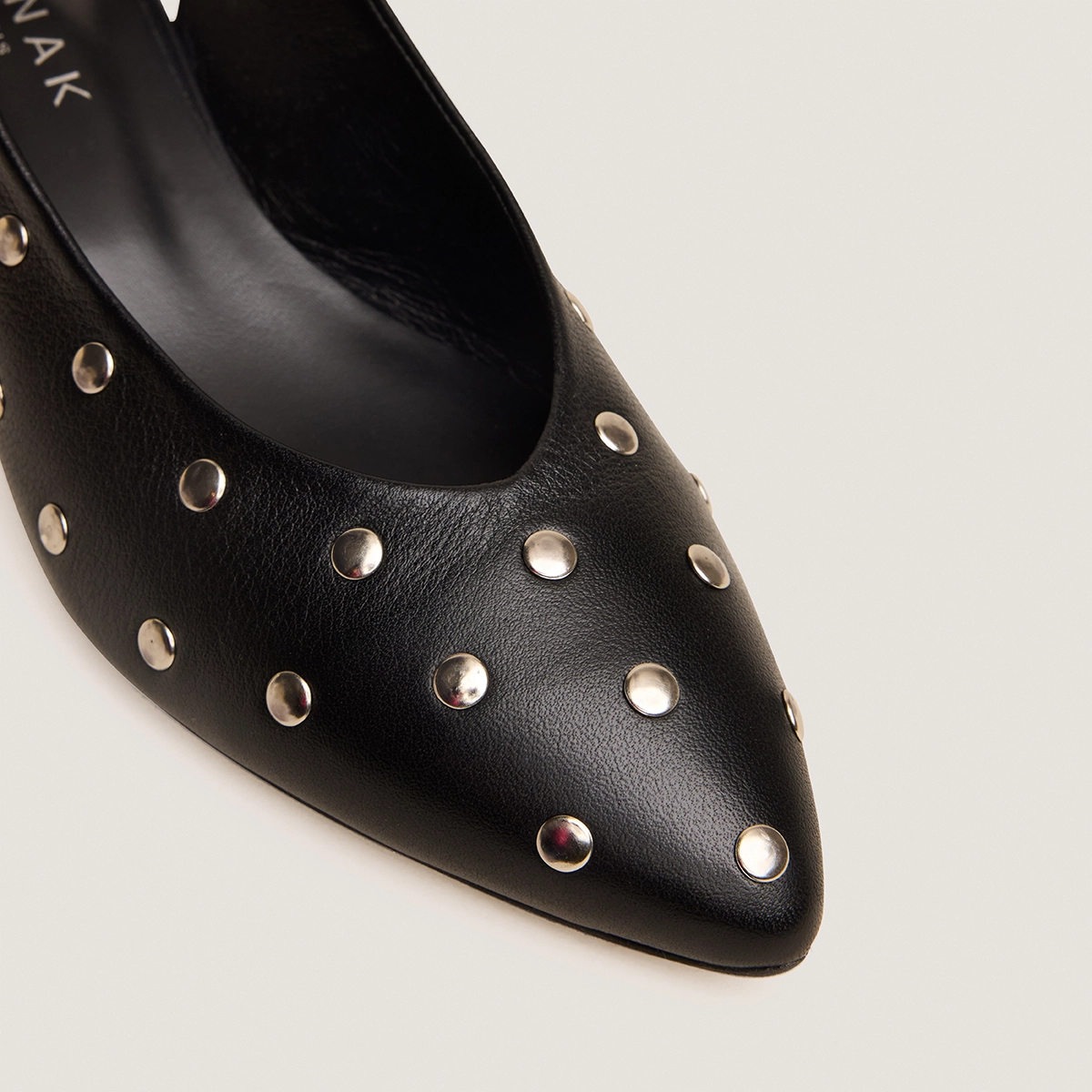 Ballerines à bouts pointus et rivets en cuir noir | VINCENT | Jonak