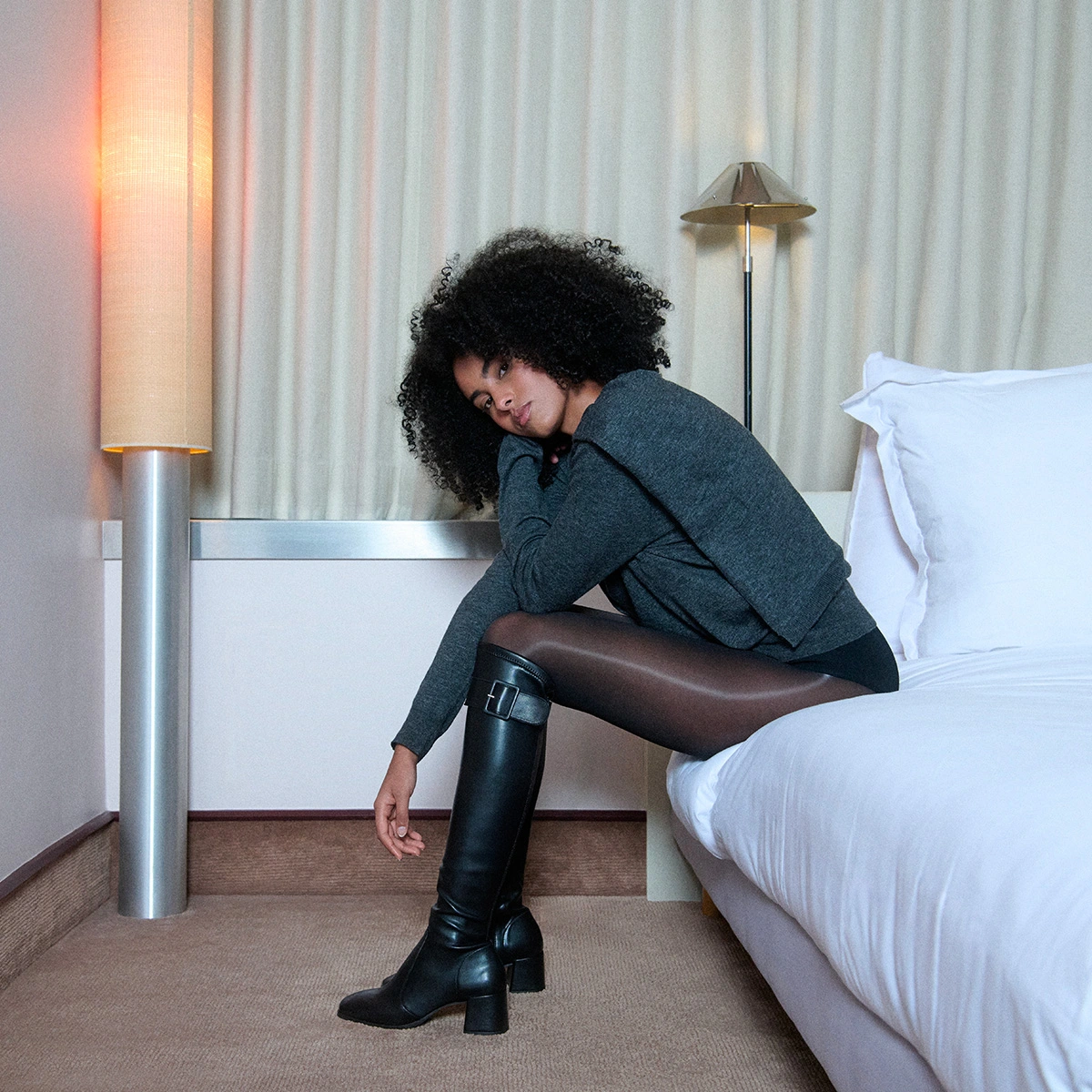 Bottes &agrave; talons et boucles en cuir noir et stretch noir | AUGUSTINE | Jonak
