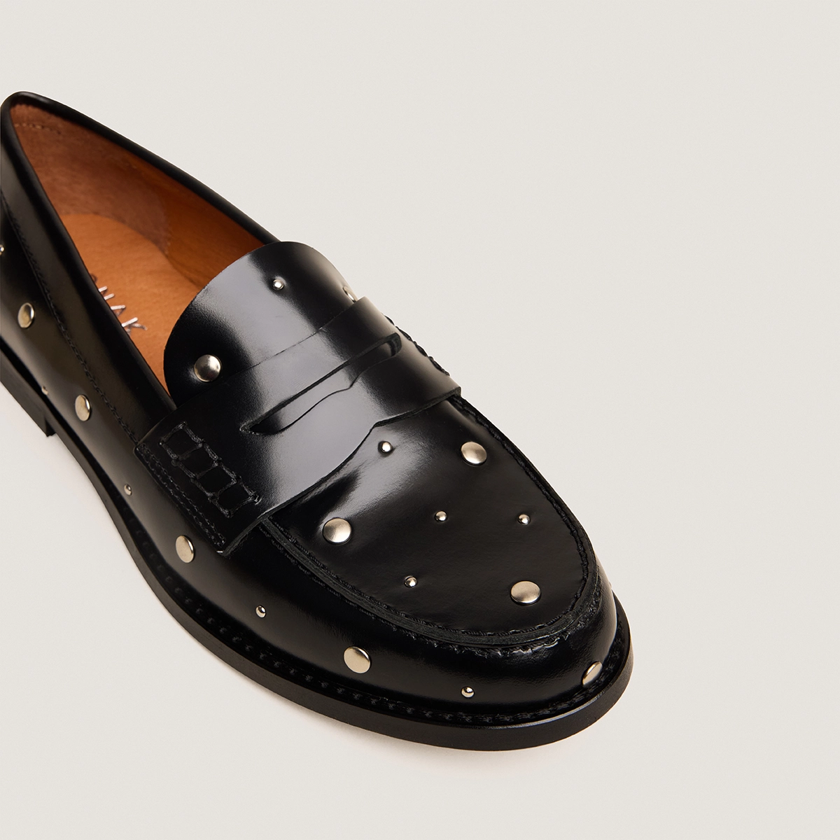 Mocassins &agrave; rivets en cuir glac&eacute; noir | ANDREW | Jonak