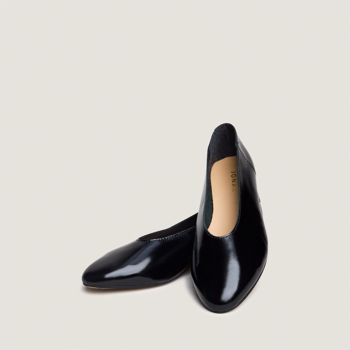 Ballerines à petits talons et bouts ronds en vernis plissé noir | NATALIA | Jonak