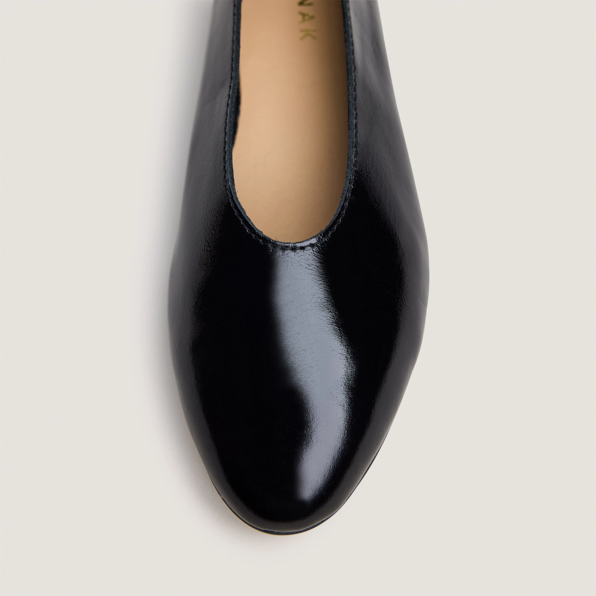 Ballerines à petits talons et bouts ronds en vernis plissé noir | NATALIA | Jonak