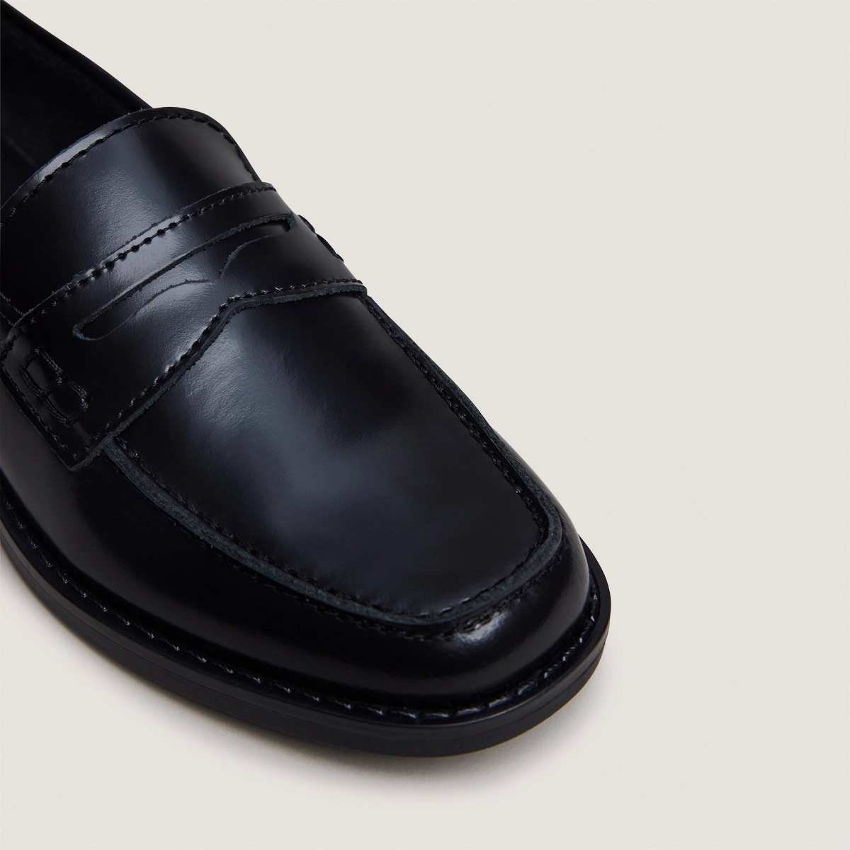 Mocassins à bouts carrés en cuir glacé noir | NAOMIE | Jonak