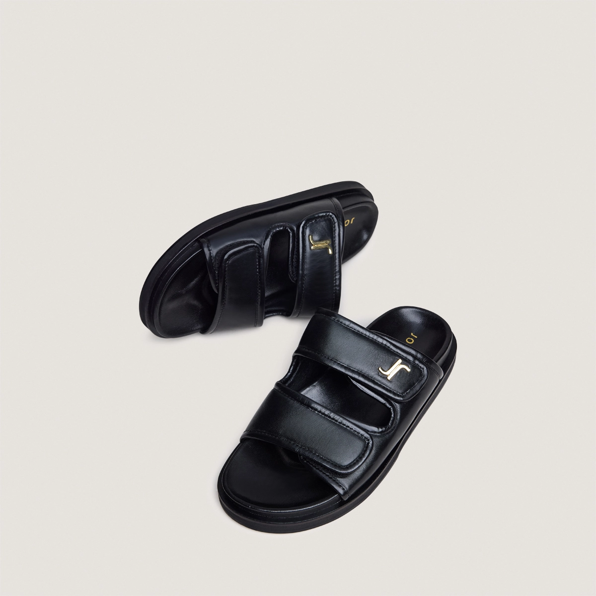 Mules à monogrammes en cuir noir | WIN | Jonak
