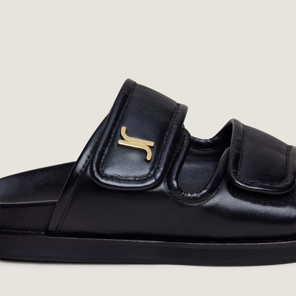 Mules à monogrammes en cuir noir | WIN | Jonak