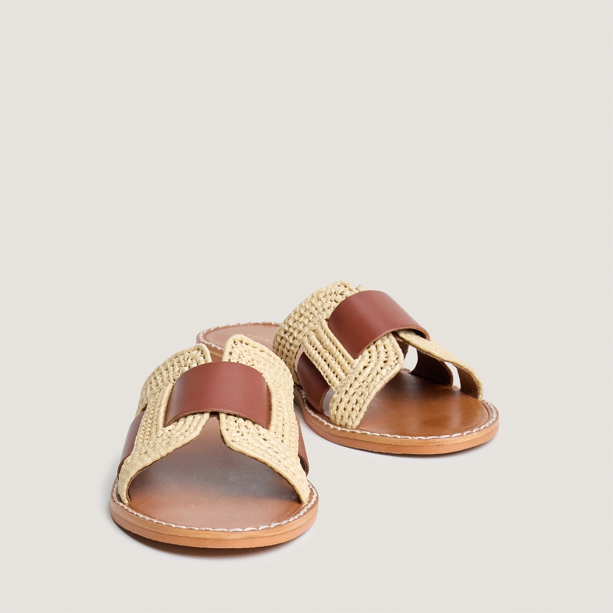 Sandales plates &agrave; larges lani&egrave;res en raphia beige et cuir cognac | WILOU | Jonak