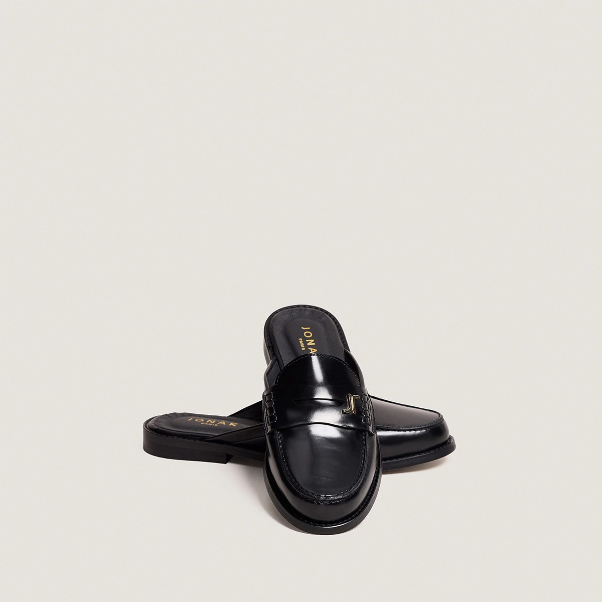 Mocassins à bouts arrières ouverts et monogrammes en cuir glacé noir | AMAURY | Jonak