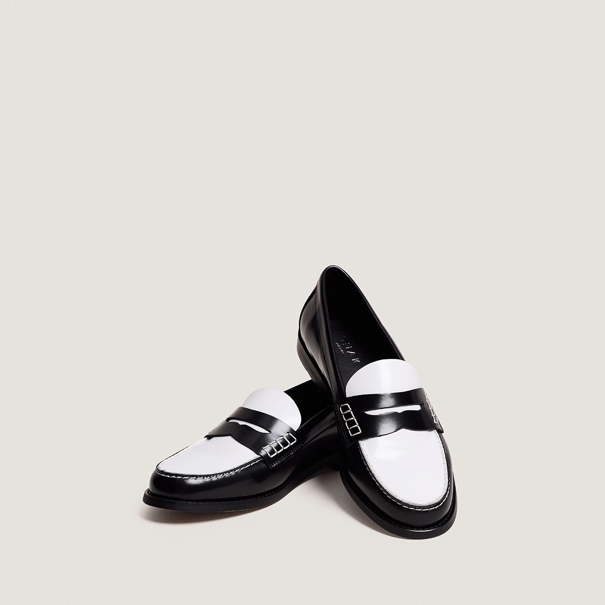 Mocassins à plateau pincé en cuir glacé noir et blanc | AUDELYA | Jonak