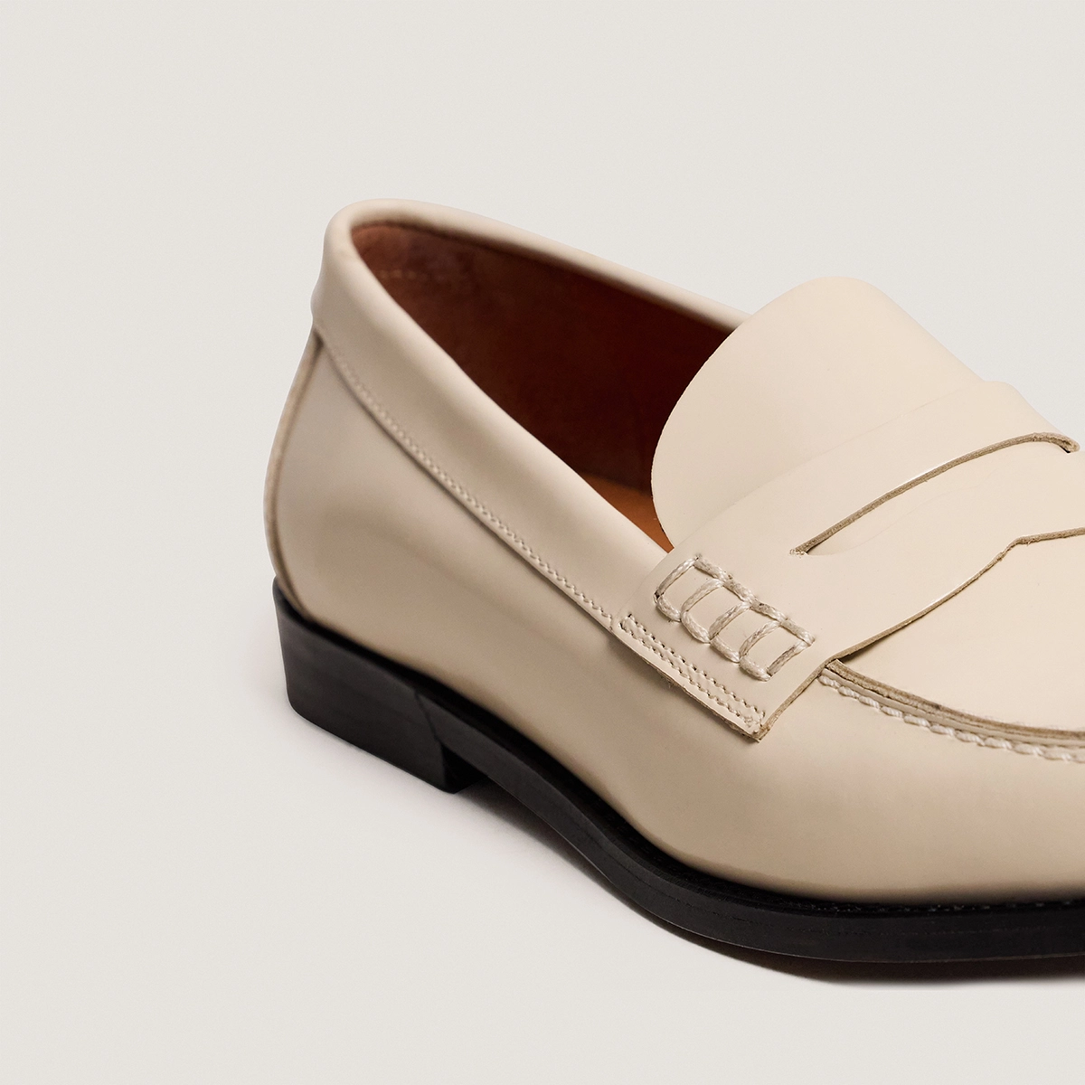 Mocassins &agrave; plateau pinc&eacute; en cuir glac&eacute; &eacute;cru | AUDELYA | Jonak