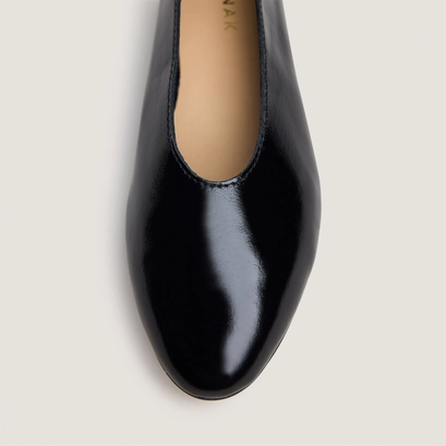 Ballerines &agrave; petits talons et bouts ronds en vernis pliss&eacute; noir | NATALIA | Jonak