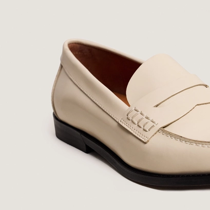 Mocassins &agrave; plateau pinc&eacute; en cuir glac&eacute; &eacute;cru | AUDELYA | Jonak