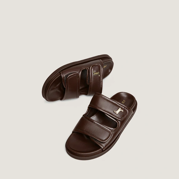 Mules à monogrammes en cuir marron foncé | WIN | Jonak