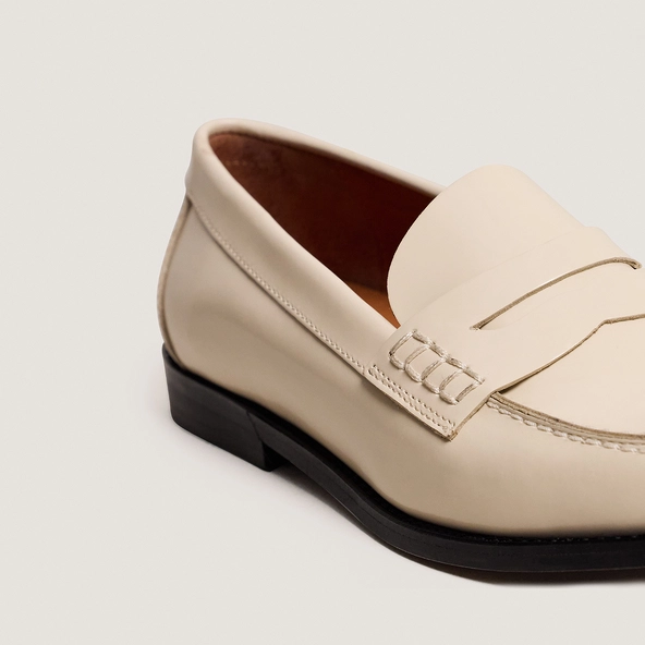 Mocassins &agrave; plateau pinc&eacute; en cuir glac&eacute; &eacute;cru | AUDELYA | Jonak