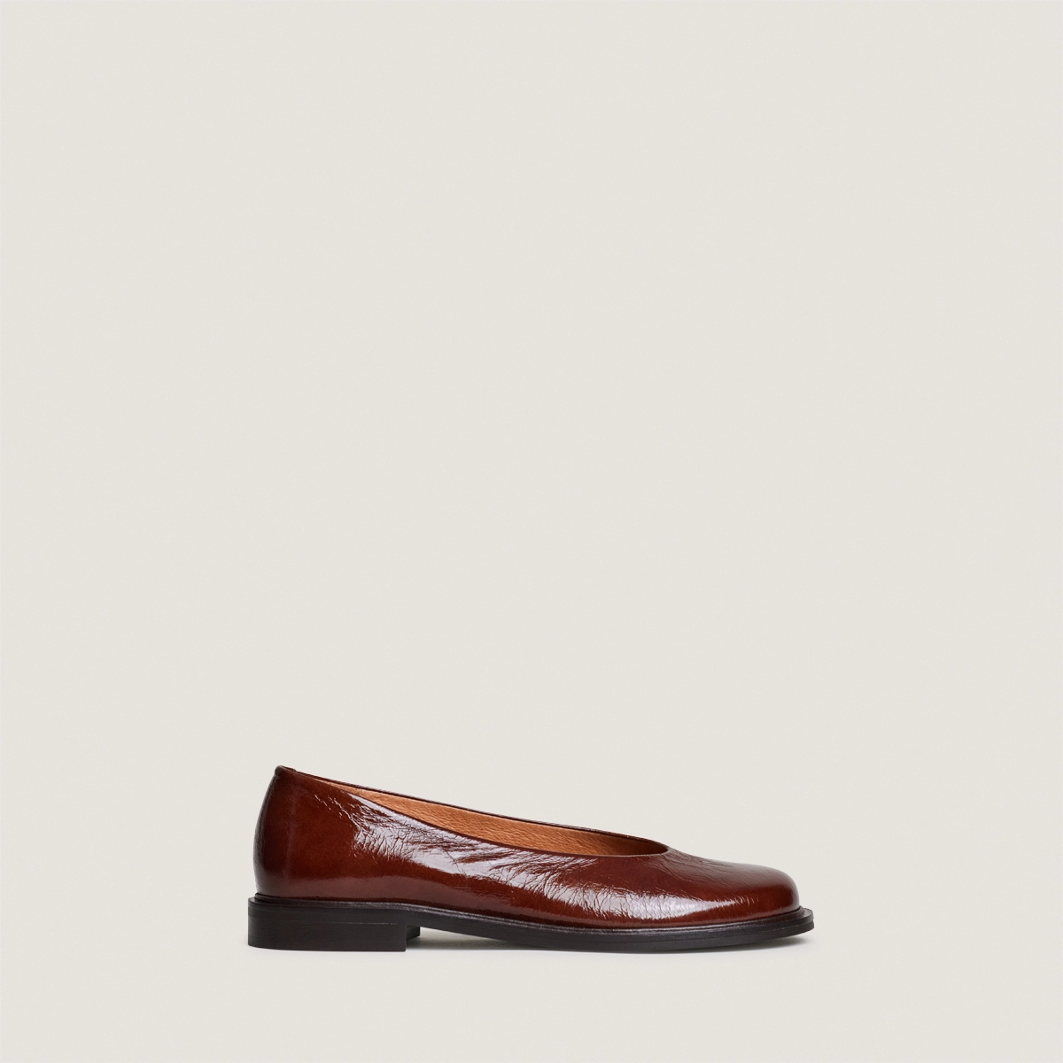 Ballerines à petits talons et bouts ronds en cuir brillant marron | DAURELIA | Jonak