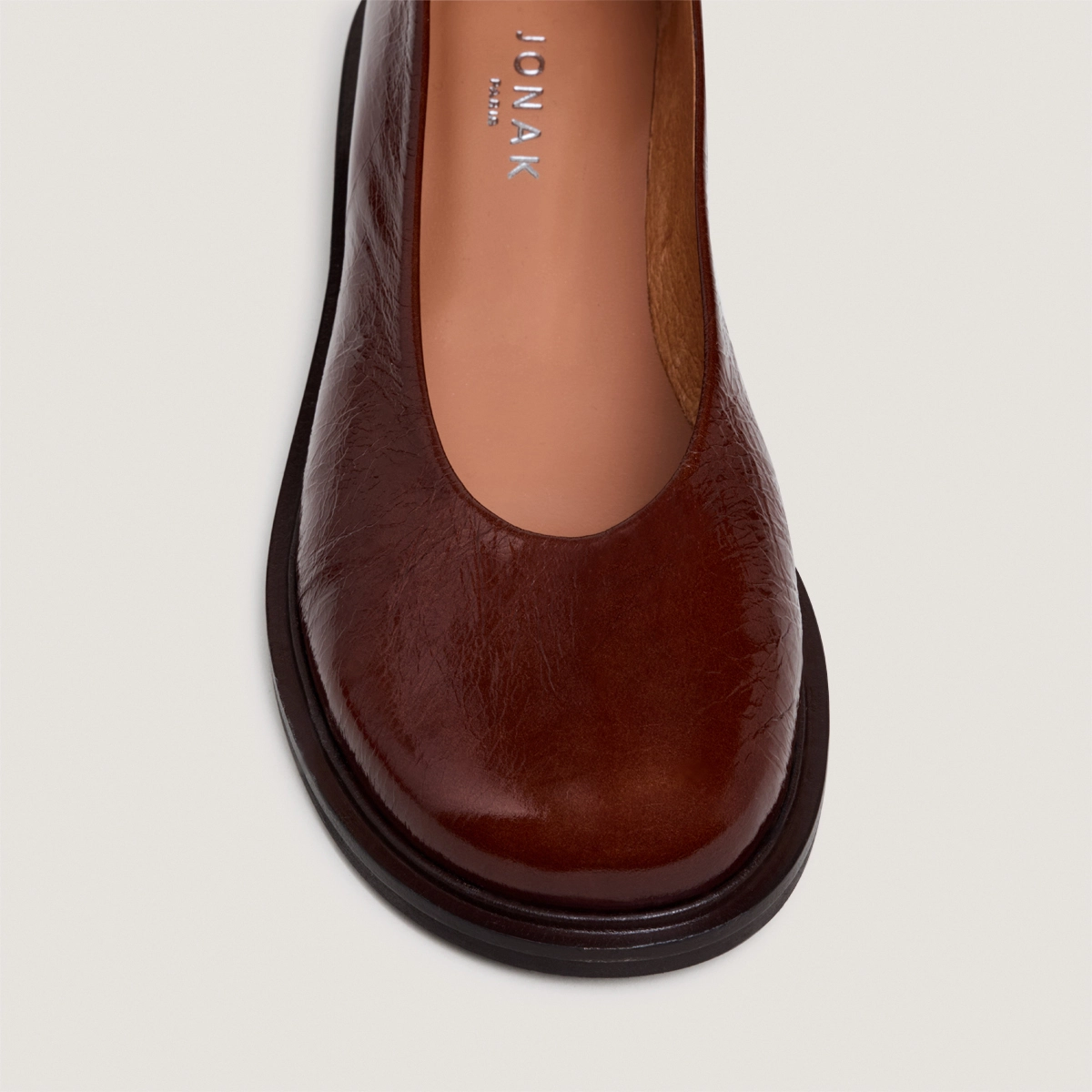 Ballerines à petits talons et bouts ronds en cuir brillant marron | DAURELIA | Jonak