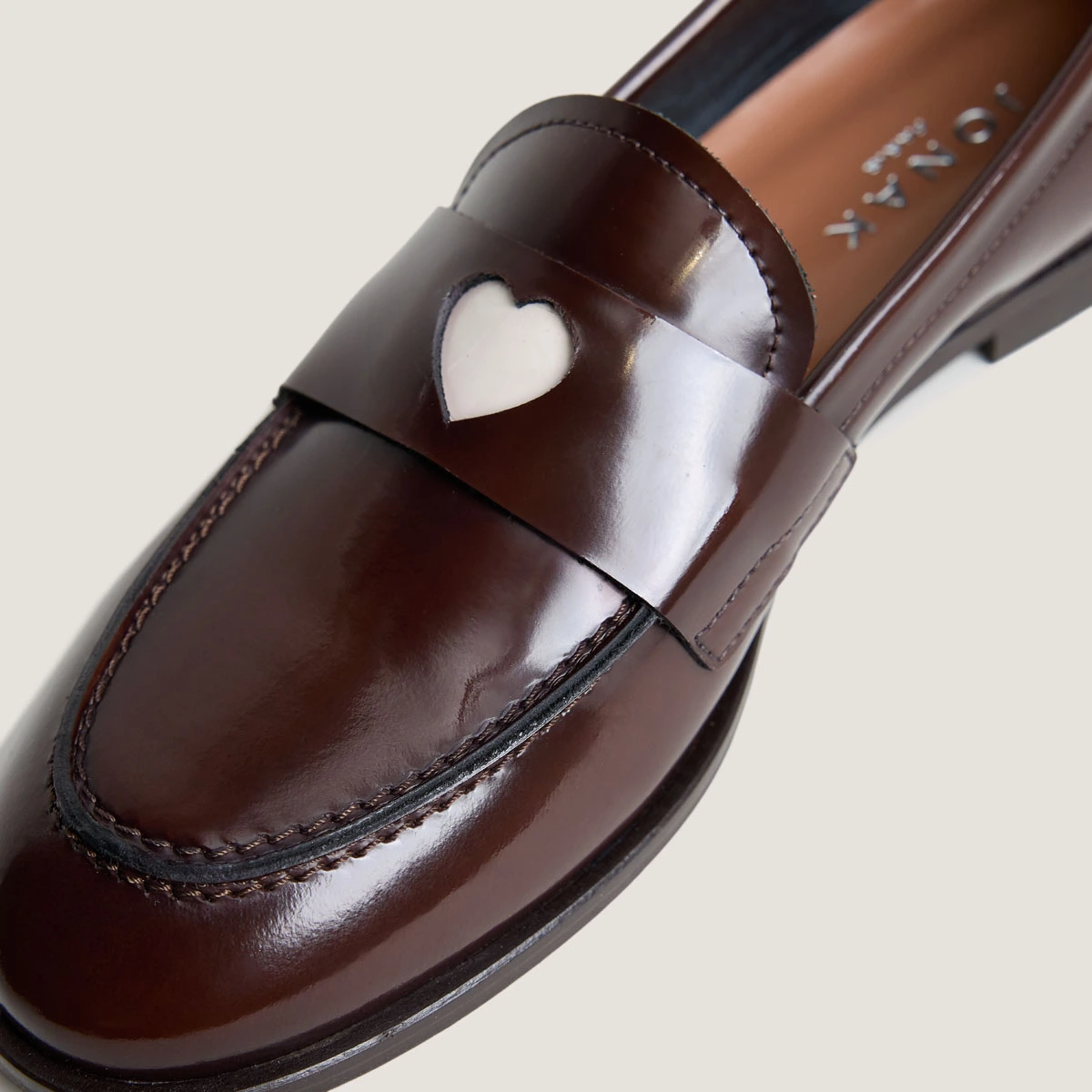 Mocassins à bouts ronds et cœurs en cuir glacé marron | DONJUAN | Jonak