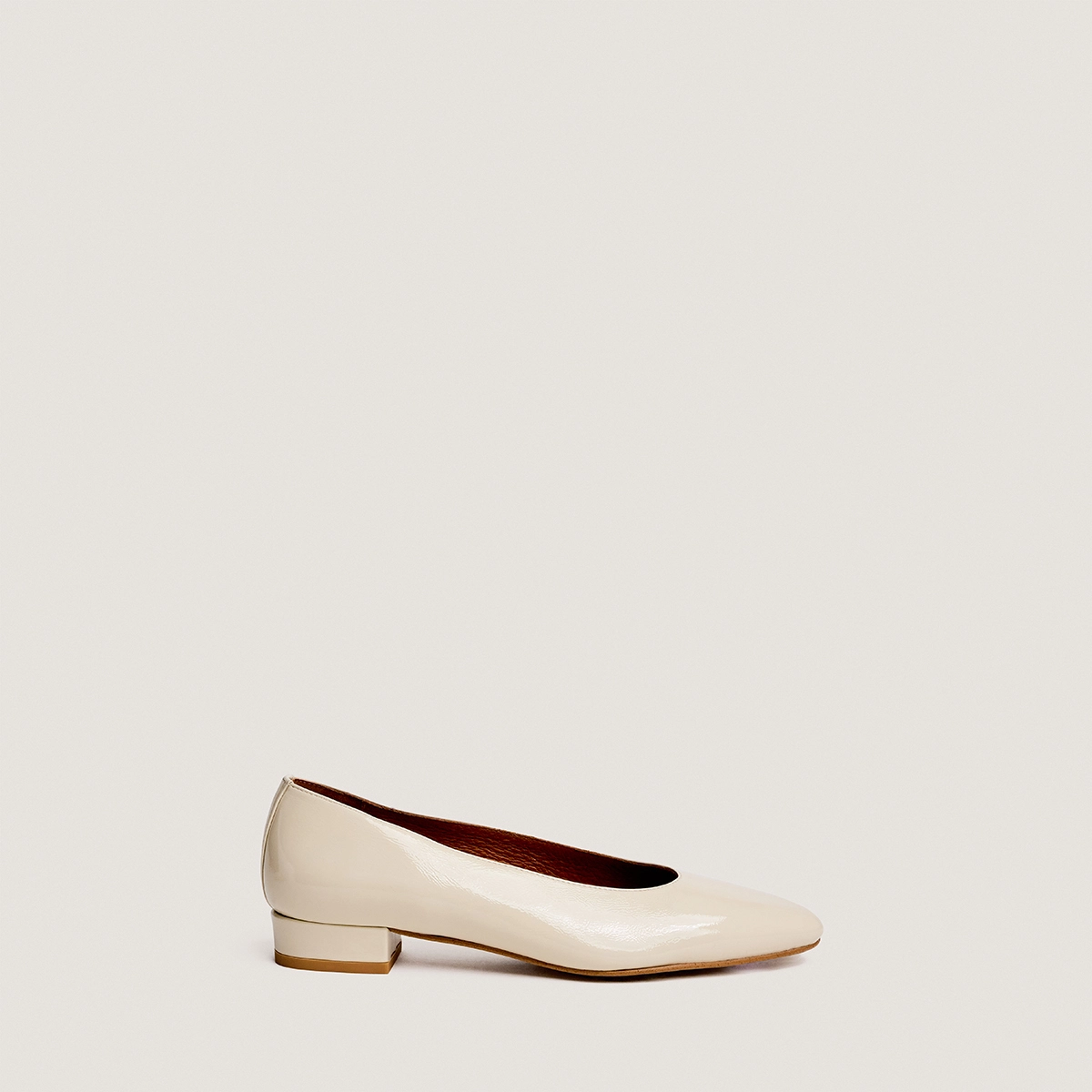 Ballerines à bouts ovales en vernis plissé écru | DUA | Jonak