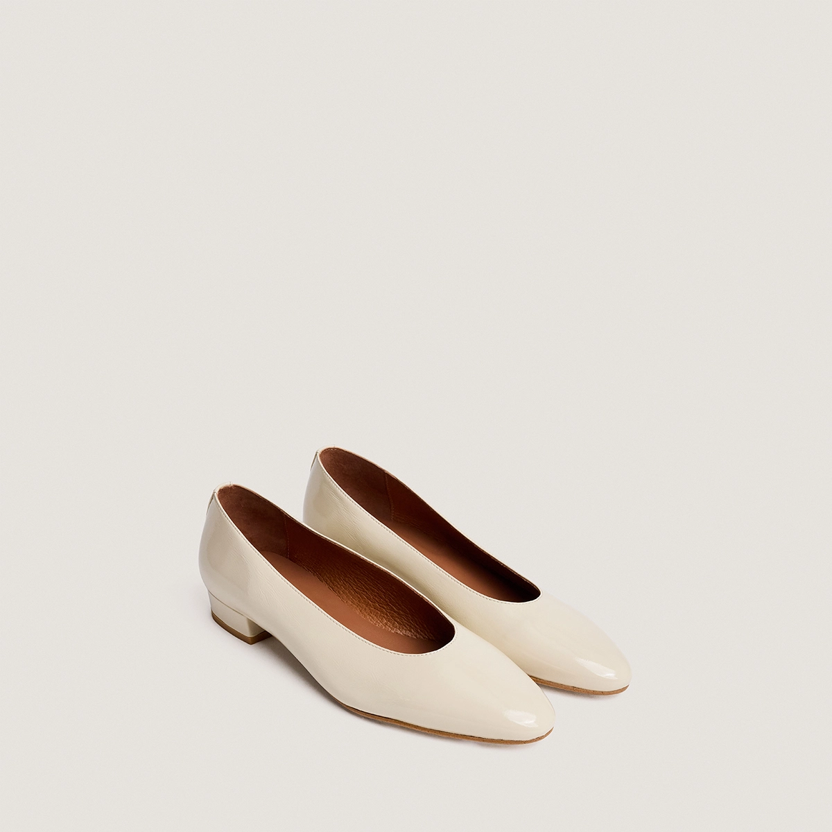 Ballerines à bouts ovales en vernis plissé écru | DUA | Jonak