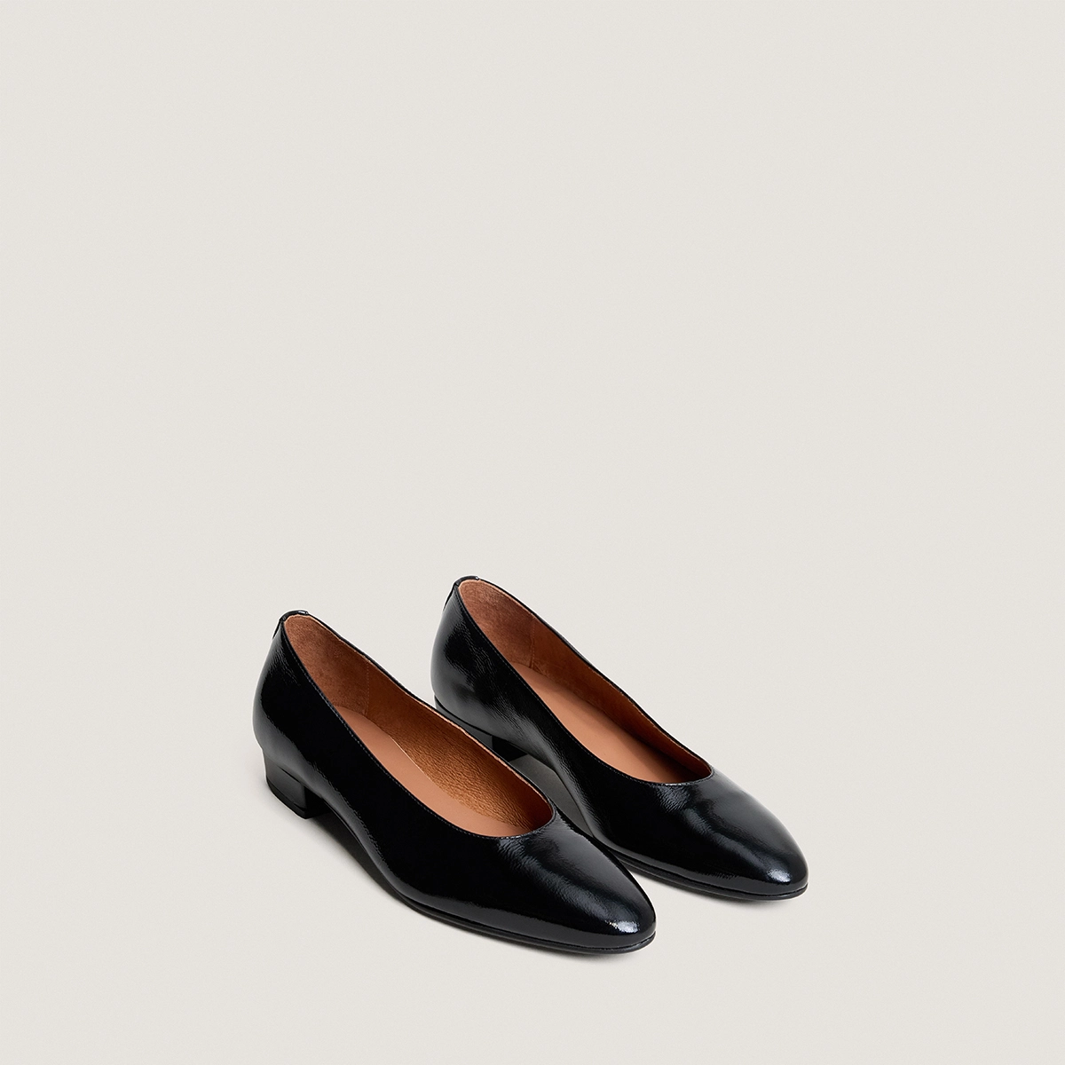 Ballerines à bouts ovales en vernis plissé noir | DUA | Jonak