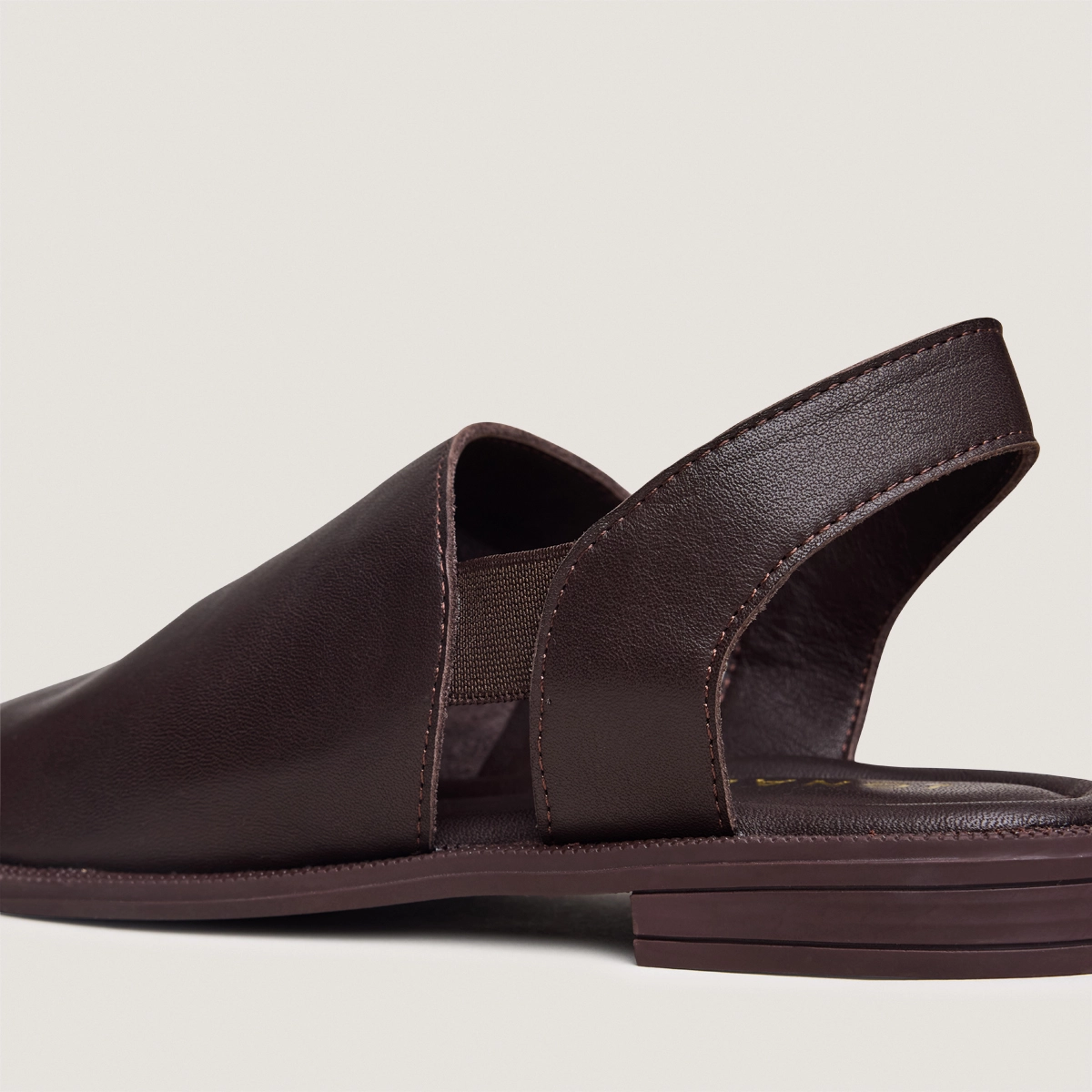 Sandales &agrave; &eacute;lastiques en cuir marron fonc&eacute; | JESS | Jonak