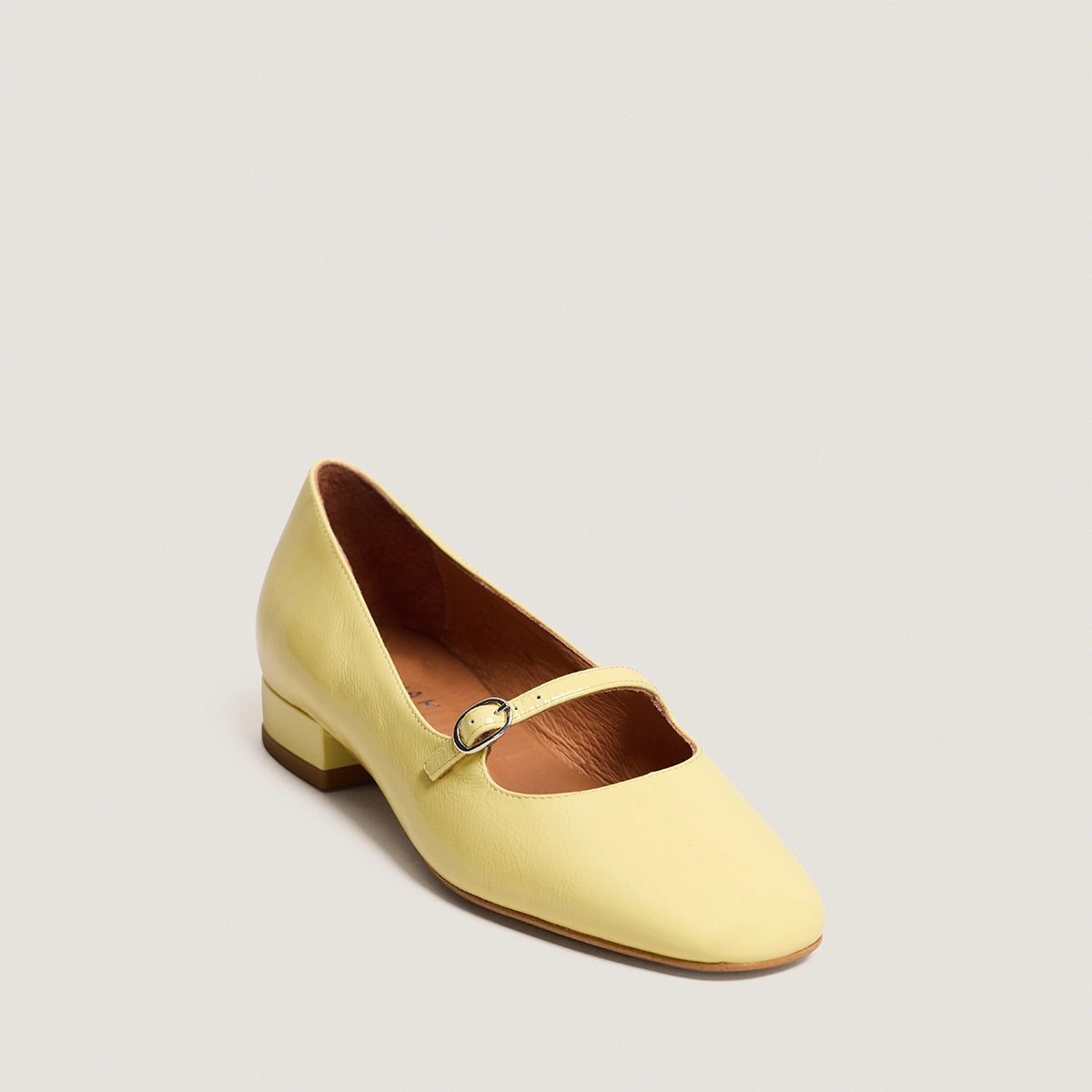 Ballerines &agrave; bouts carr&eacute;s en vernis pliss&eacute; jaune p&acirc;le | DIV | Jonak