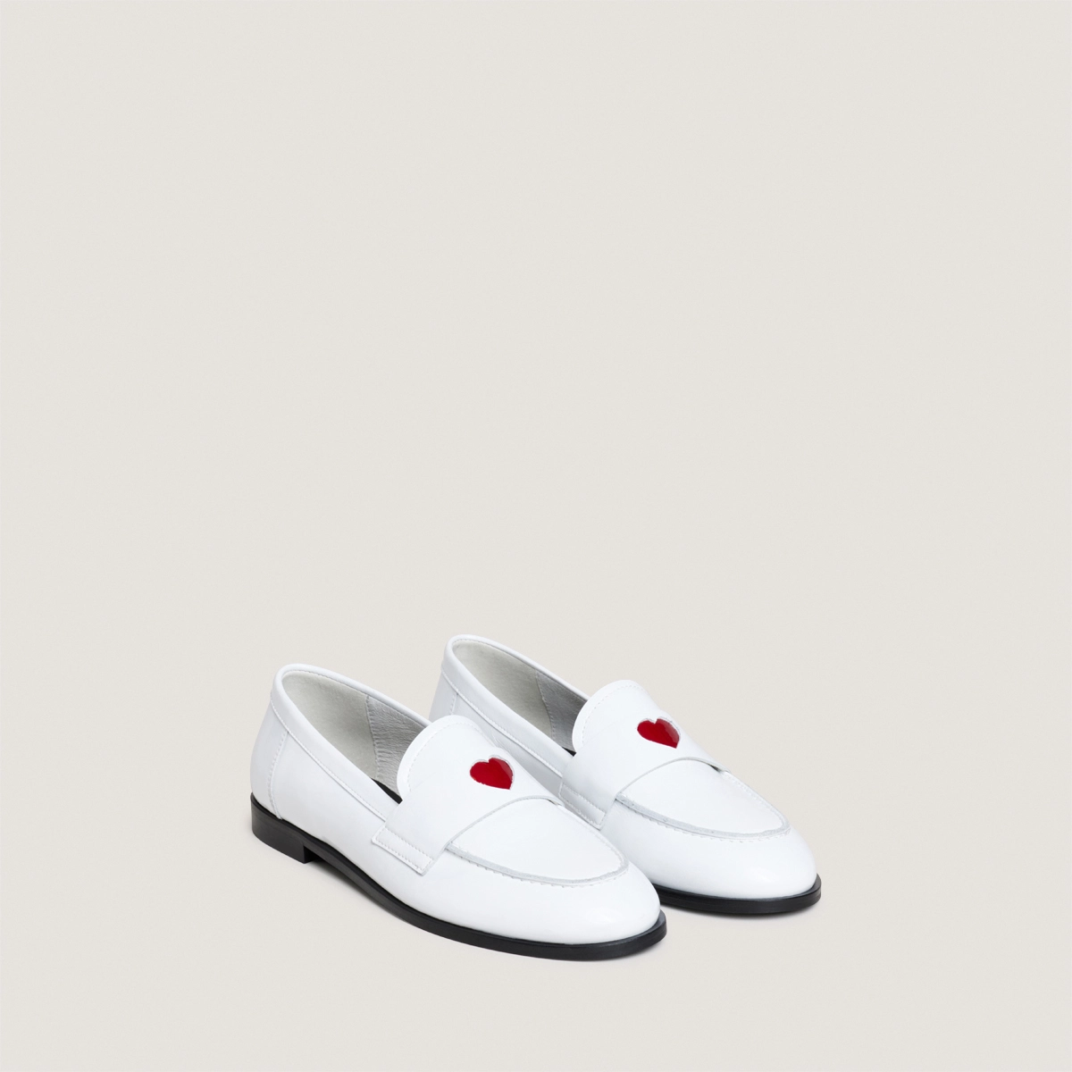 Mocassins à bouts ronds et cœurs en vernis plissé blanc | DONJUAN | Jonak