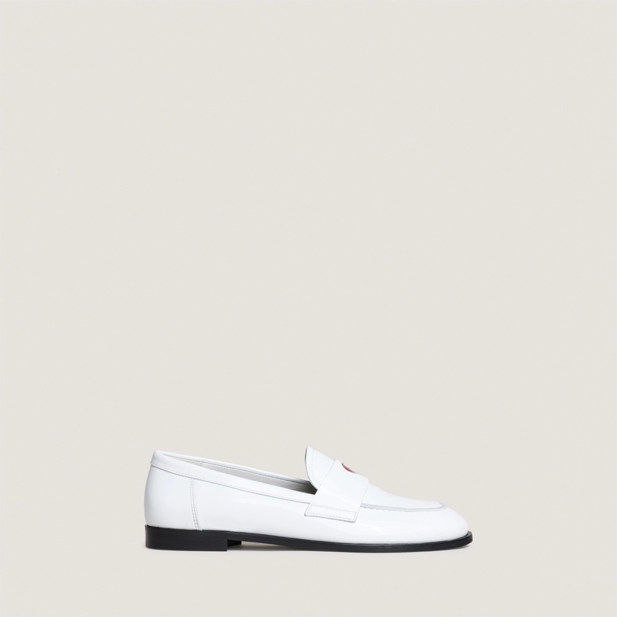 Mocassins à bouts ronds et cœurs en vernis plissé blanc | DONJUAN | Jonak