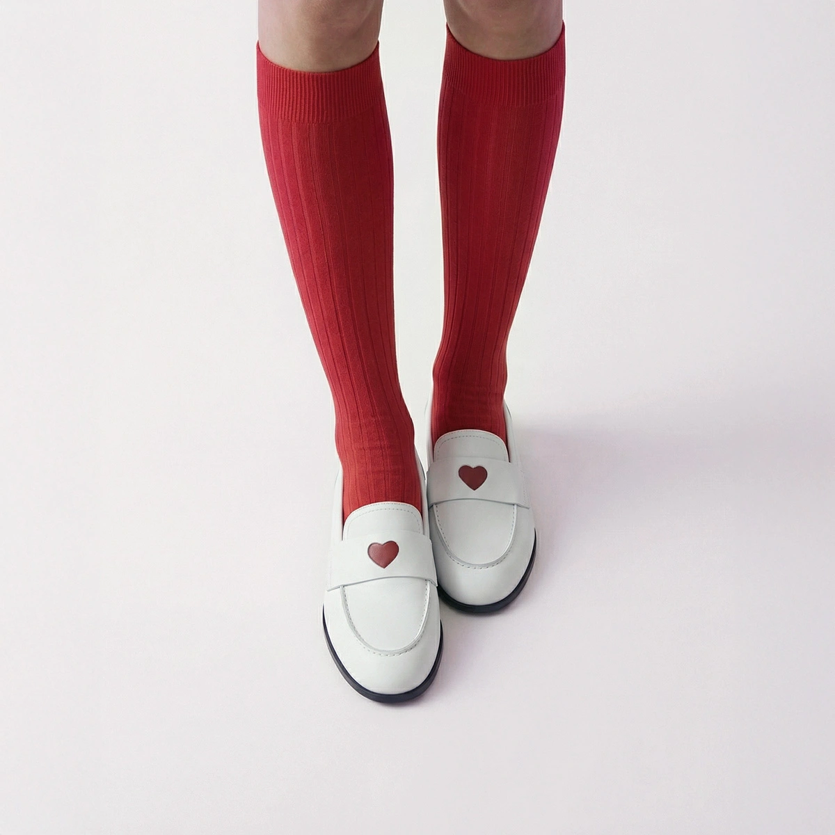 Mocassins à bouts ronds et cœurs en vernis plissé blanc | DONJUAN | Jonak