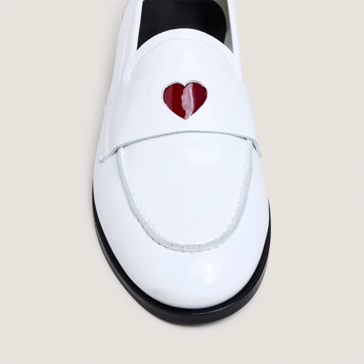 Mocassins à bouts ronds et cœurs en vernis plissé blanc | DONJUAN | Jonak