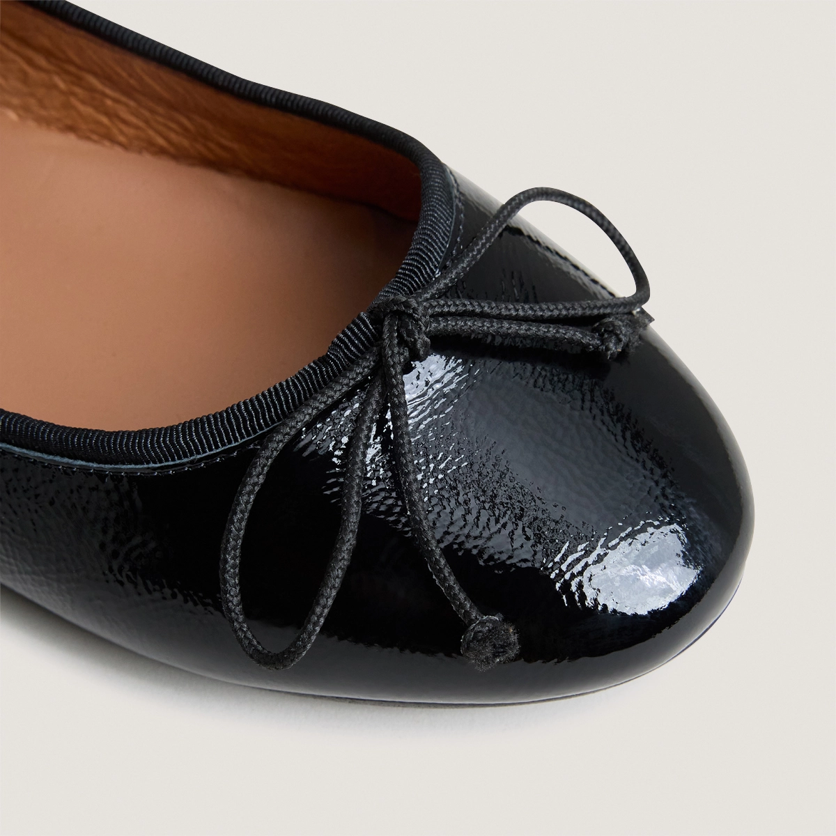 Ballerines à petits lacets en vernis plissé noir | DALLERINE | Jonak